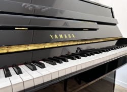 yamaha b1 piano 110cm zwart hoogglans 4